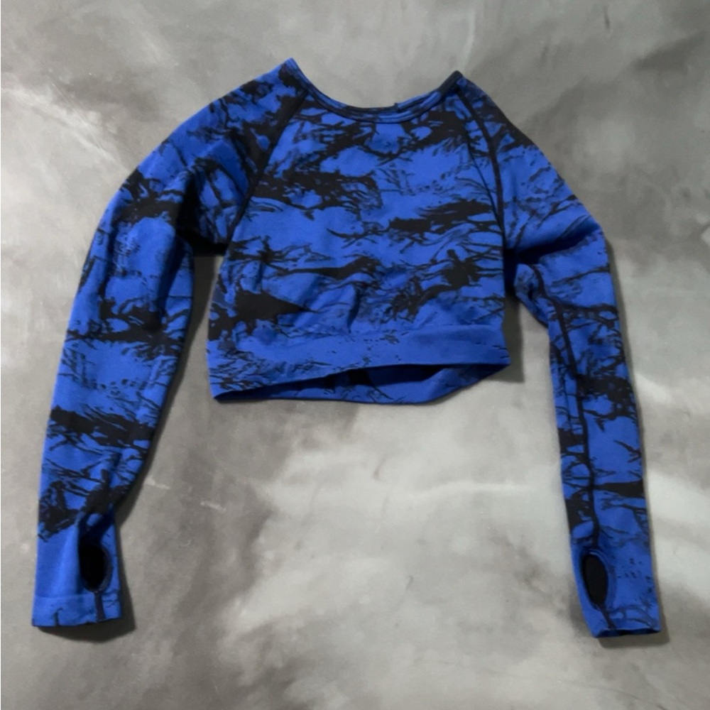 Size medium workout crop top with thumb holes